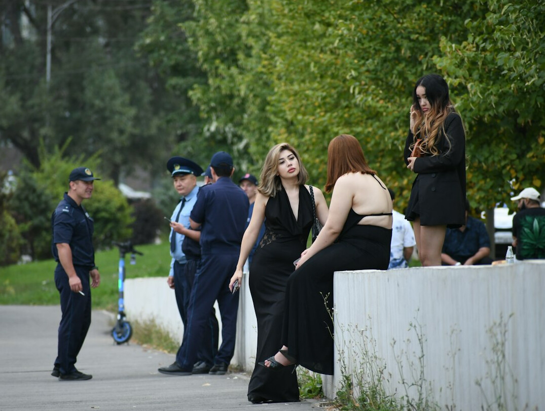 witness talking to police